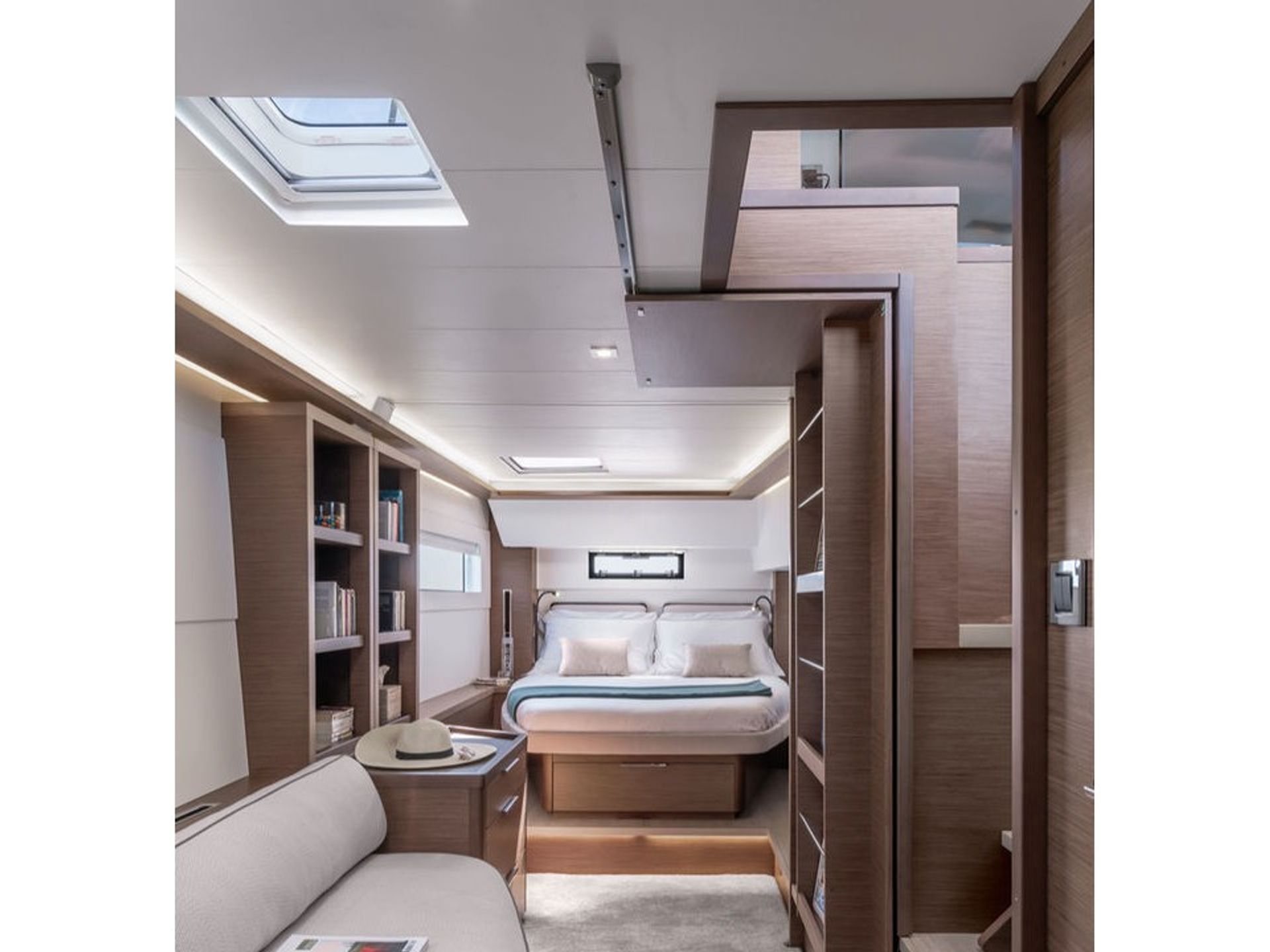 3317911073004666_Mastercabin.jpg