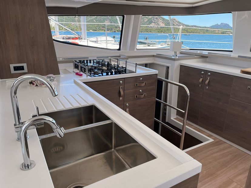 Bali Catamarans 4.6 Freezer