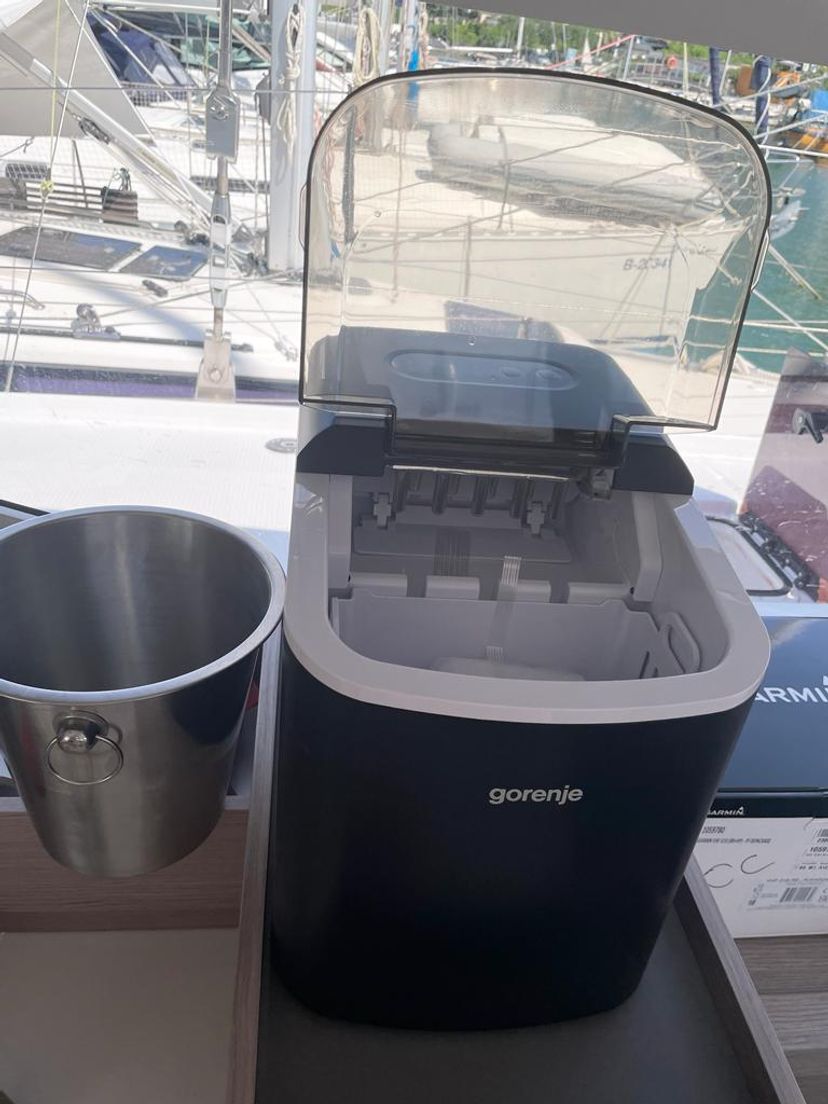 Fountaine Pajot 42 FLAVIA AUGUSTA