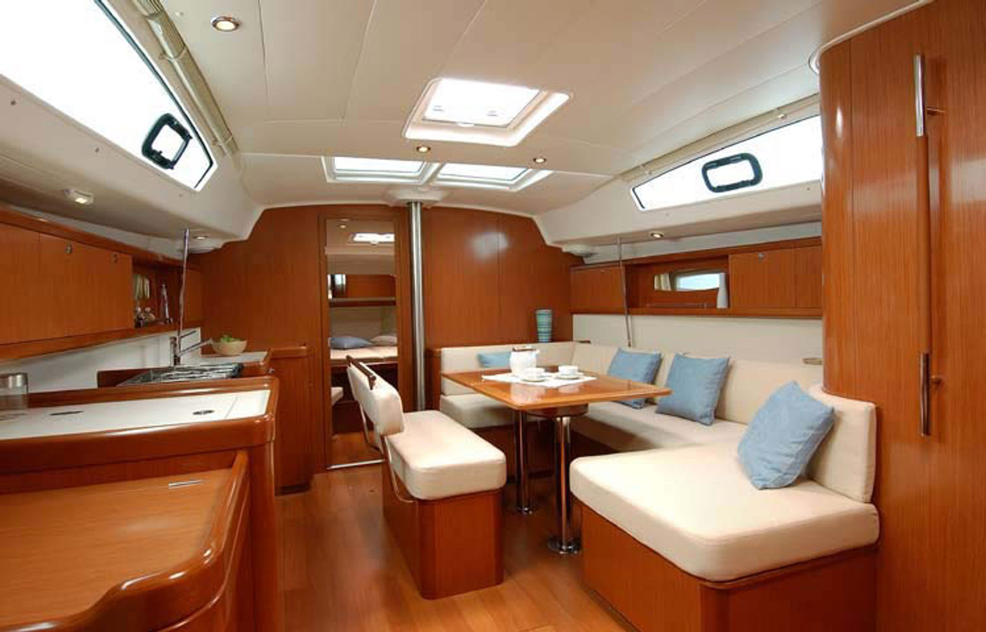 3697420911700280_B_oceanis43_dinette.jpg