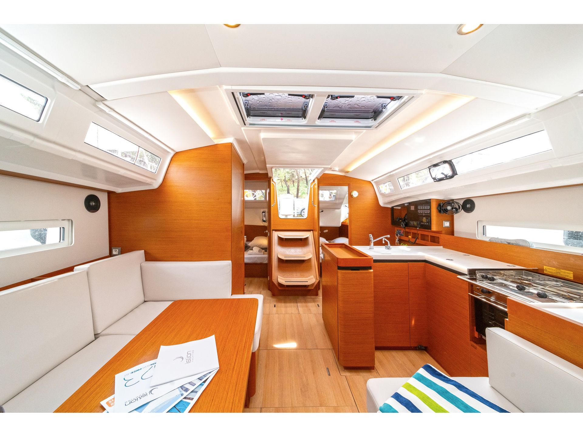 37781071484701909__dsc0914_first-date_jeanneau_sun-odyssey-410_istion-yachting_l.jpg