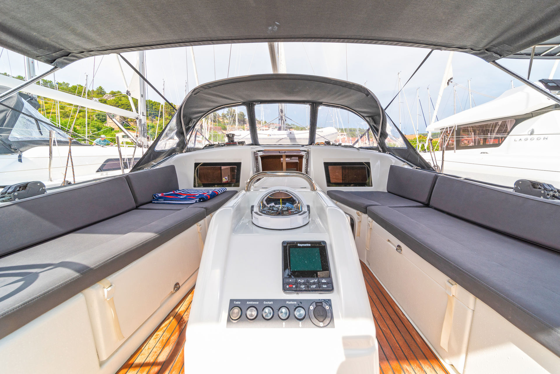 37781171484701909__dsc0970_first-date_jeanneau_sun-odyssey-410_istion-yachting_l.jpg
