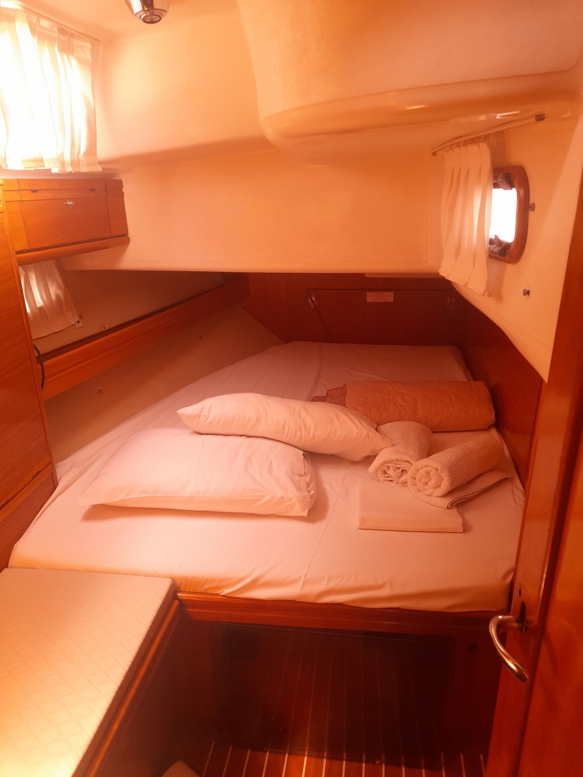 3816571390203622_back_right_cabin.jpg