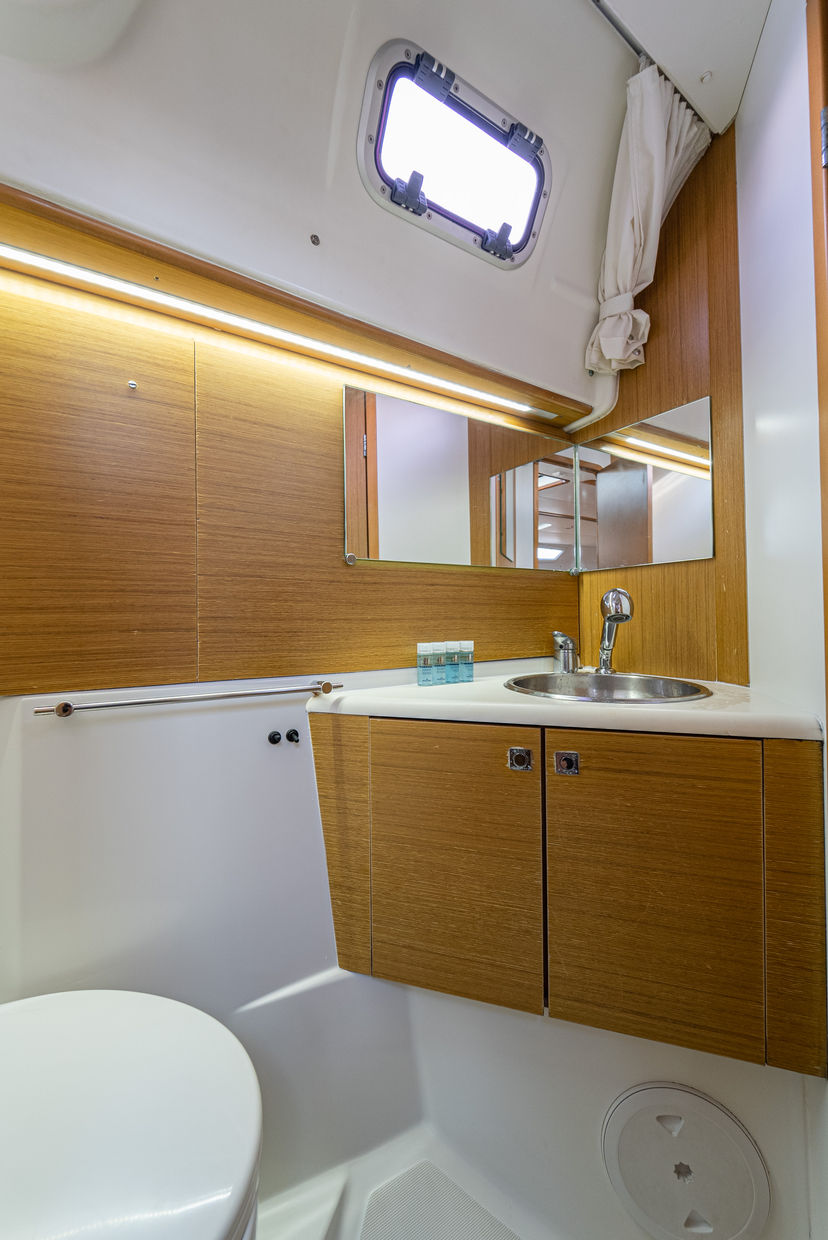 Jeanneau 44 Beethoven ( with Bowthruster ,Solar Panels)
