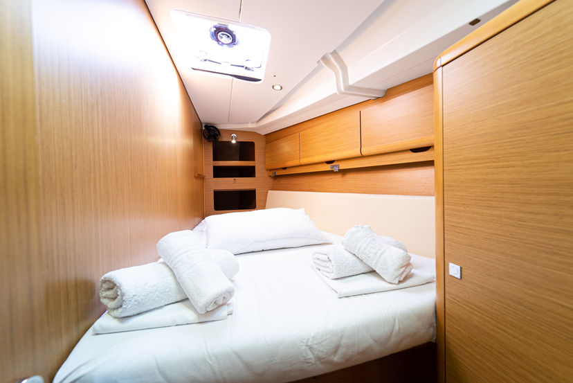 Jeanneau 44 Beethoven ( with Bowthruster ,Solar Panels)