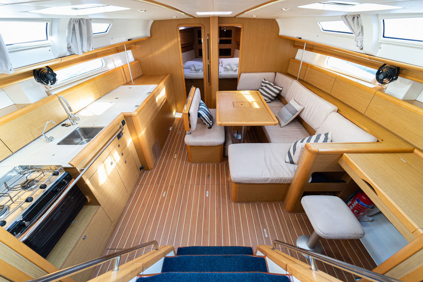 Jeanneau 44 Beethoven ( with Bowthruster ,Solar Panels)