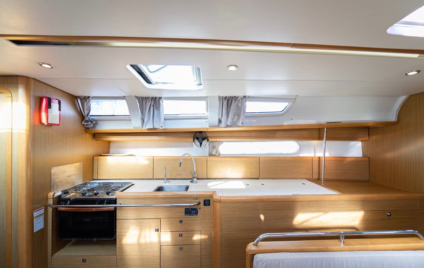 Jeanneau 44 Beethoven ( with Bowthruster ,Solar Panels)
