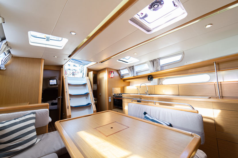 Jeanneau 44 Beethoven ( with Bowthruster ,Solar Panels)