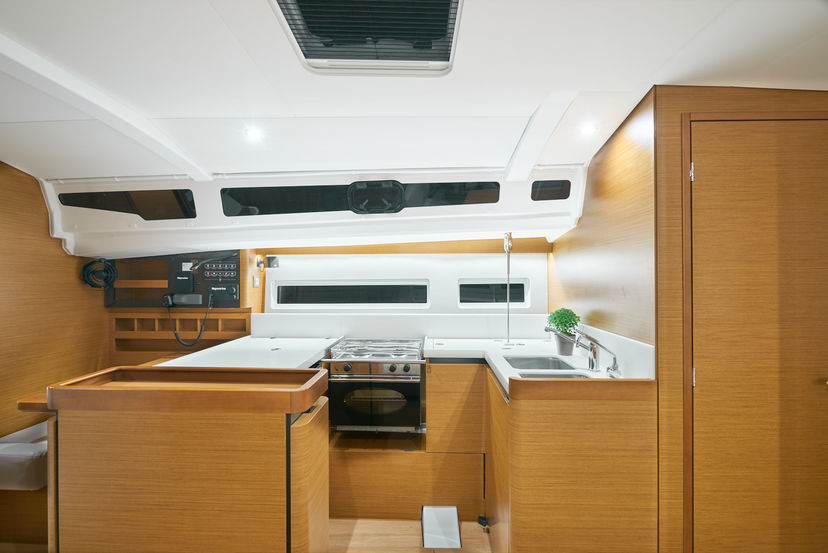 Jeanneau 40 Nymeria | Water-maker, Solar Panel, Teak Cockpit