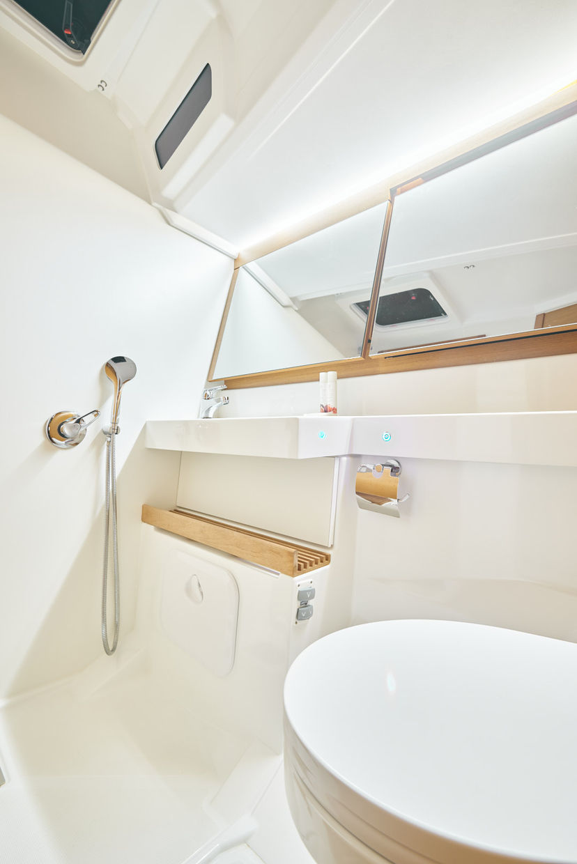 Jeanneau 40 Nymeria | Water-maker, Solar Panel, Teak Cockpit