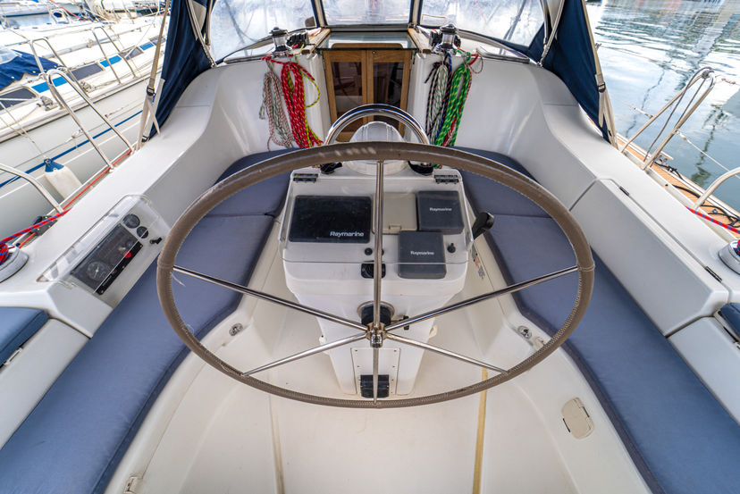 Beneteau 393 Aeolian Too (Solar, heating, Plotter)