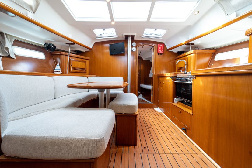 Beneteau 393 Aeolian Too (Solar, heating, Plotter)