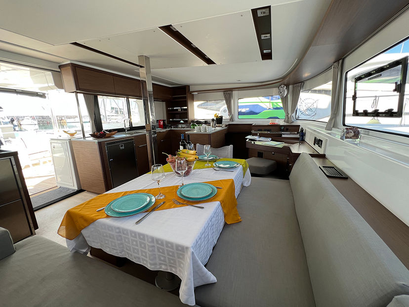 Lagoon 46 MPLE (air condition, generator, water maker) 