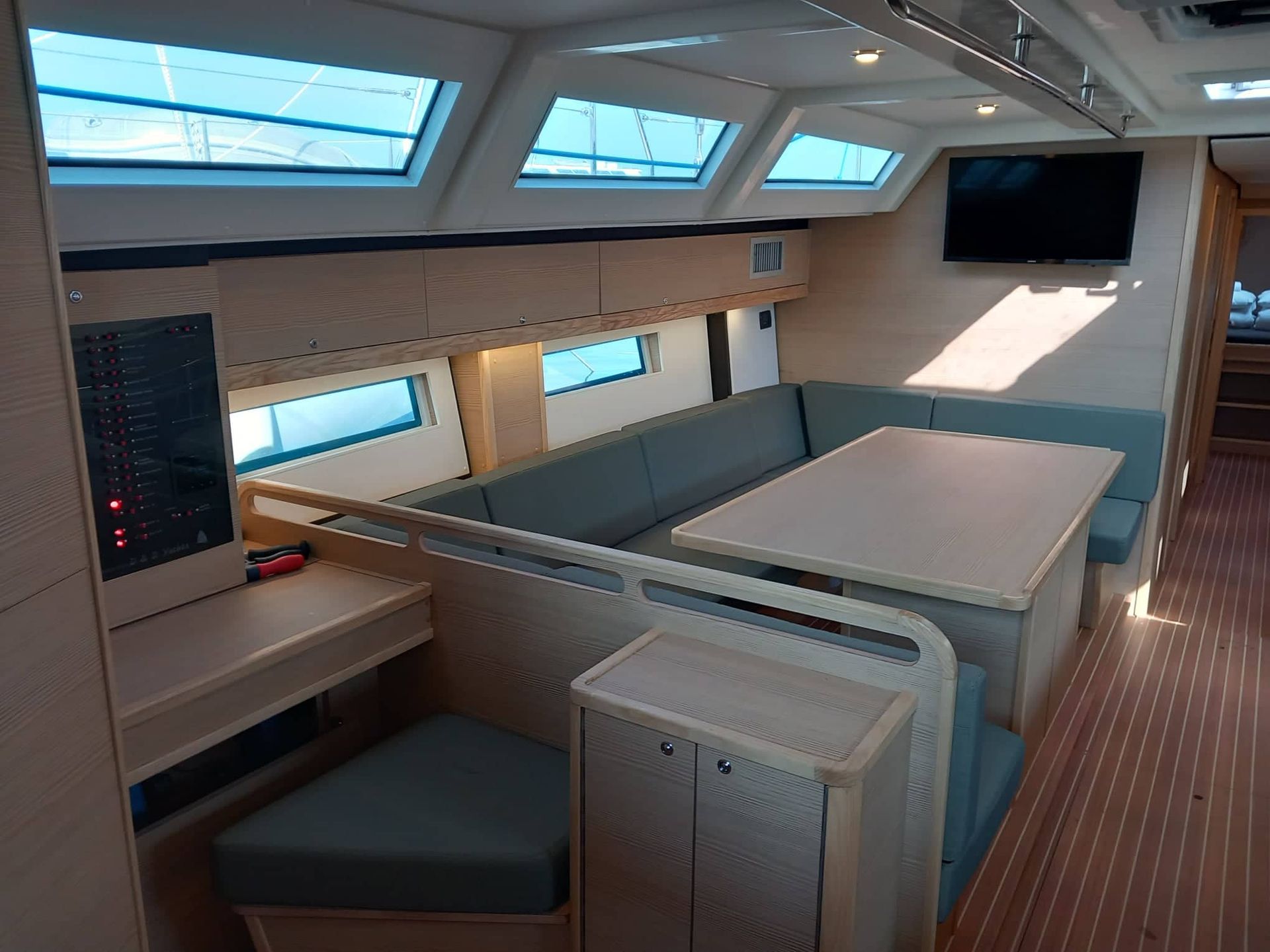 41281281621500126_Katharina_-_interior_-_saloon__skiper_table.jpg
