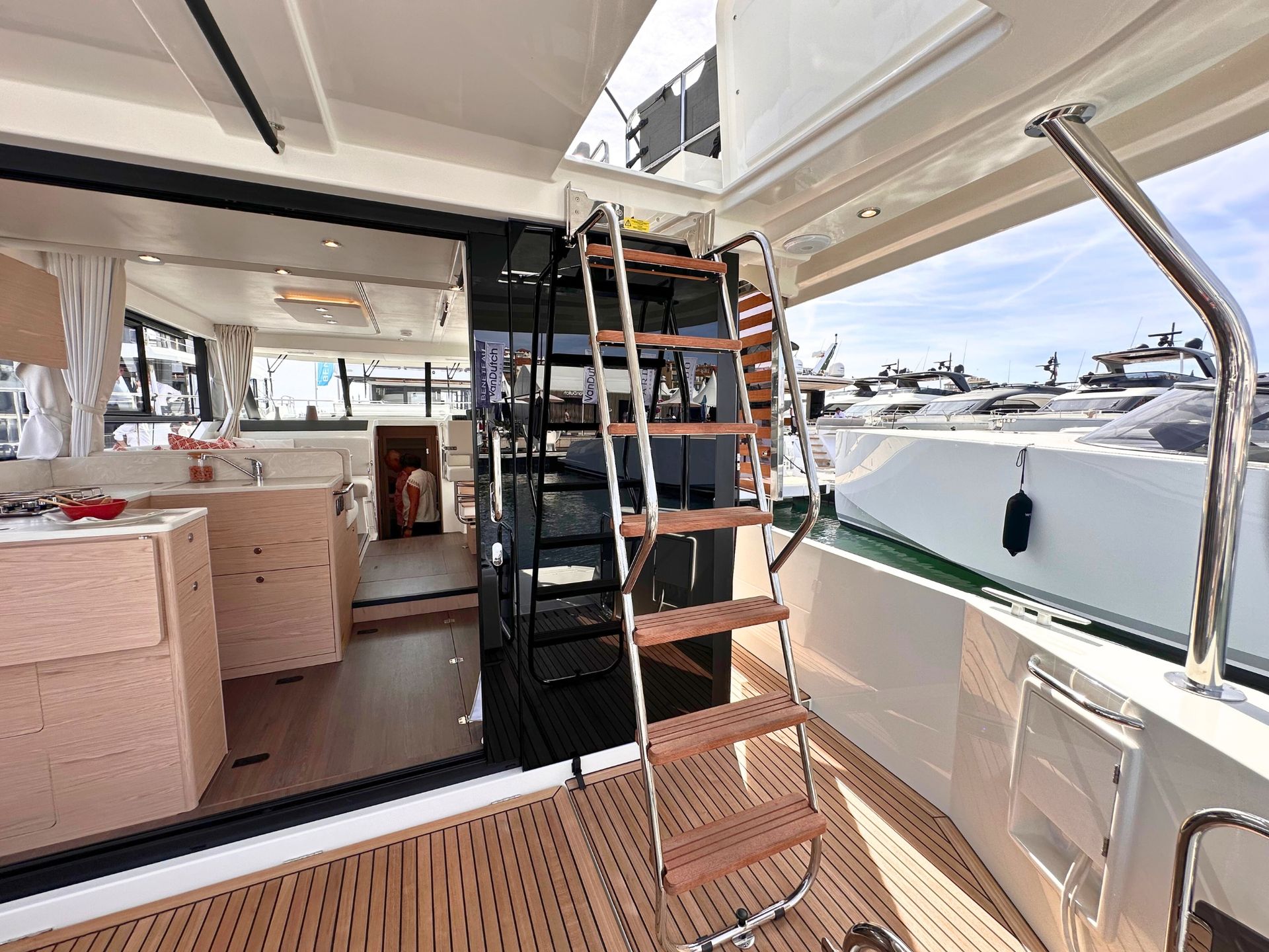 42093801623100174_Swift-Trawler-41-fly-00014.jpg