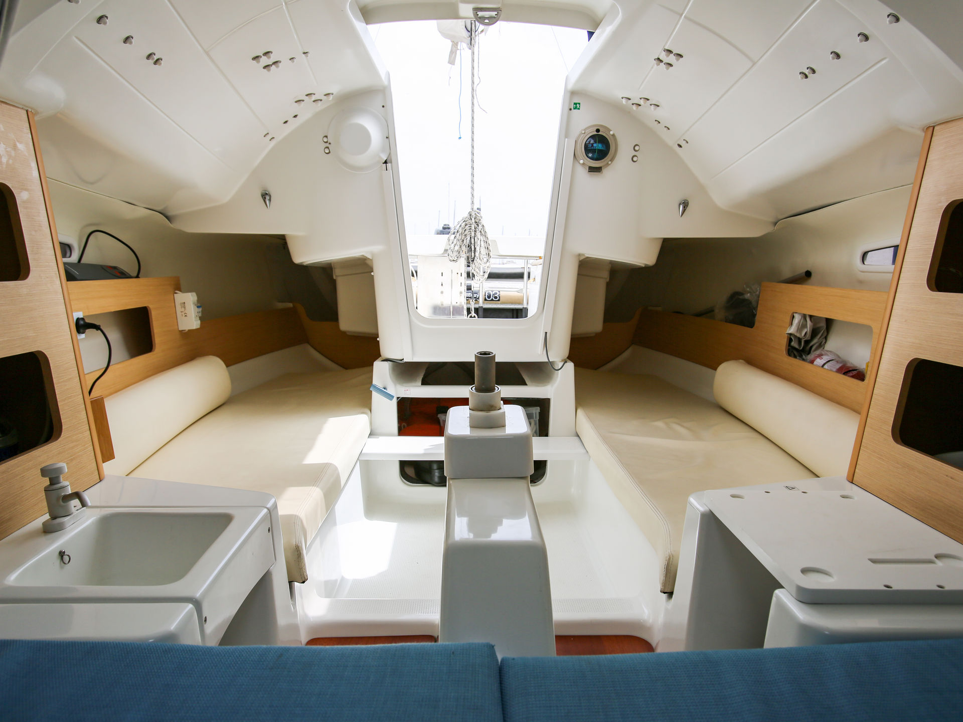 4214432200000103208_First-21.7_interior.jpg