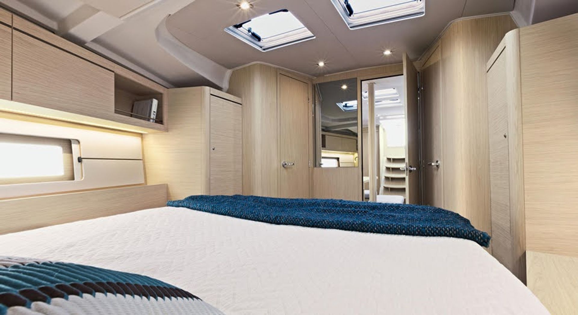 4313610784802103_oceanis46.1_interieur_cabine_lumiere.jpg