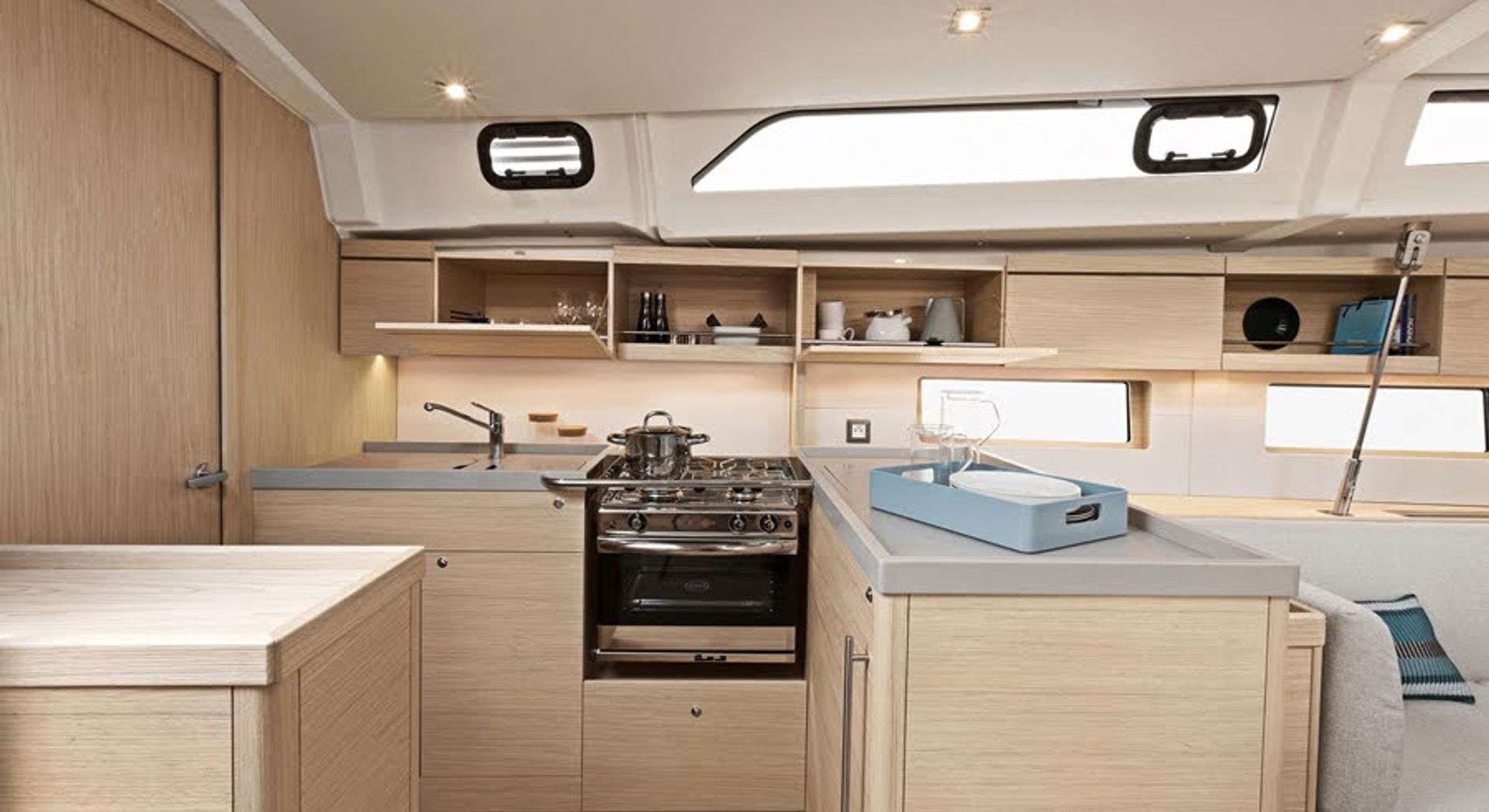 4313640784802103_oceanis46.1_interieur_cuisine_0.jpg
