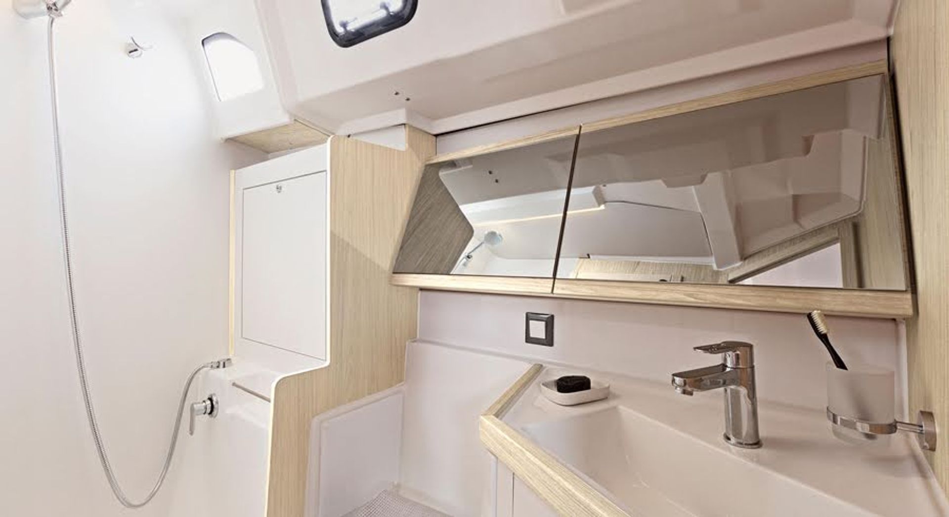 4313730784802103_oceanis46.1_interieur_salledebain.jpg