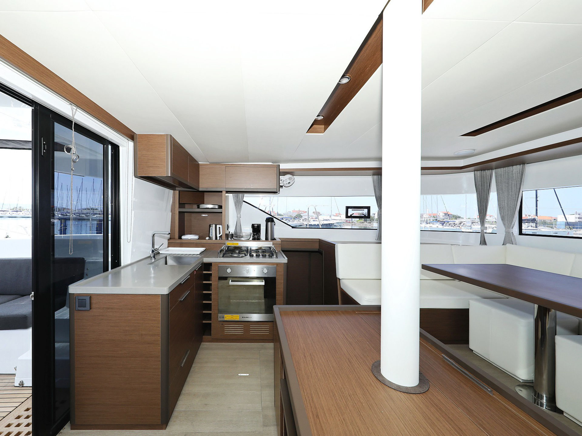 4349559870000101502_HighLife_interior.jpg