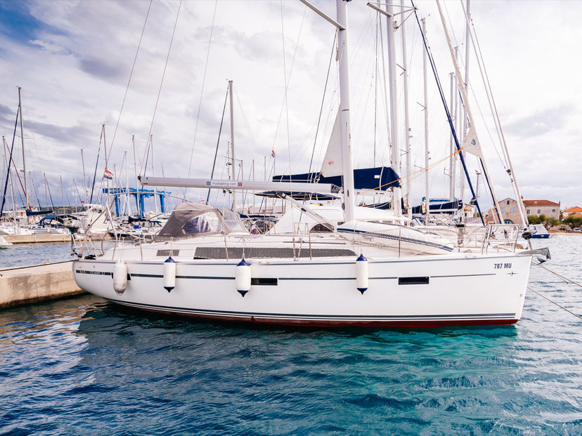 Bavaria Yachtbau 37 Blue Tone