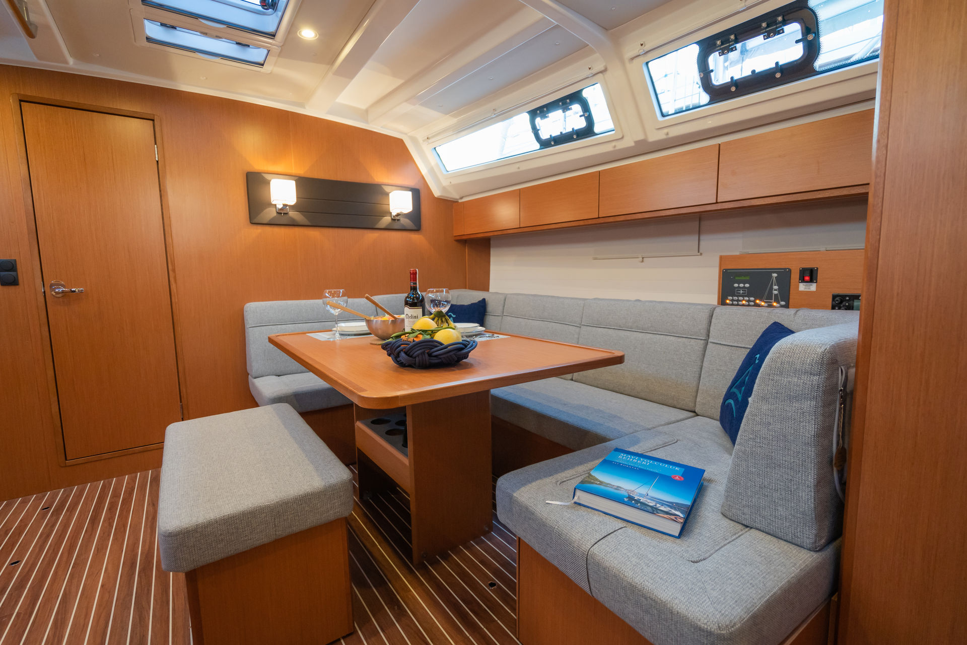 4461821639105548_Classy_-_Interior_1.JPG