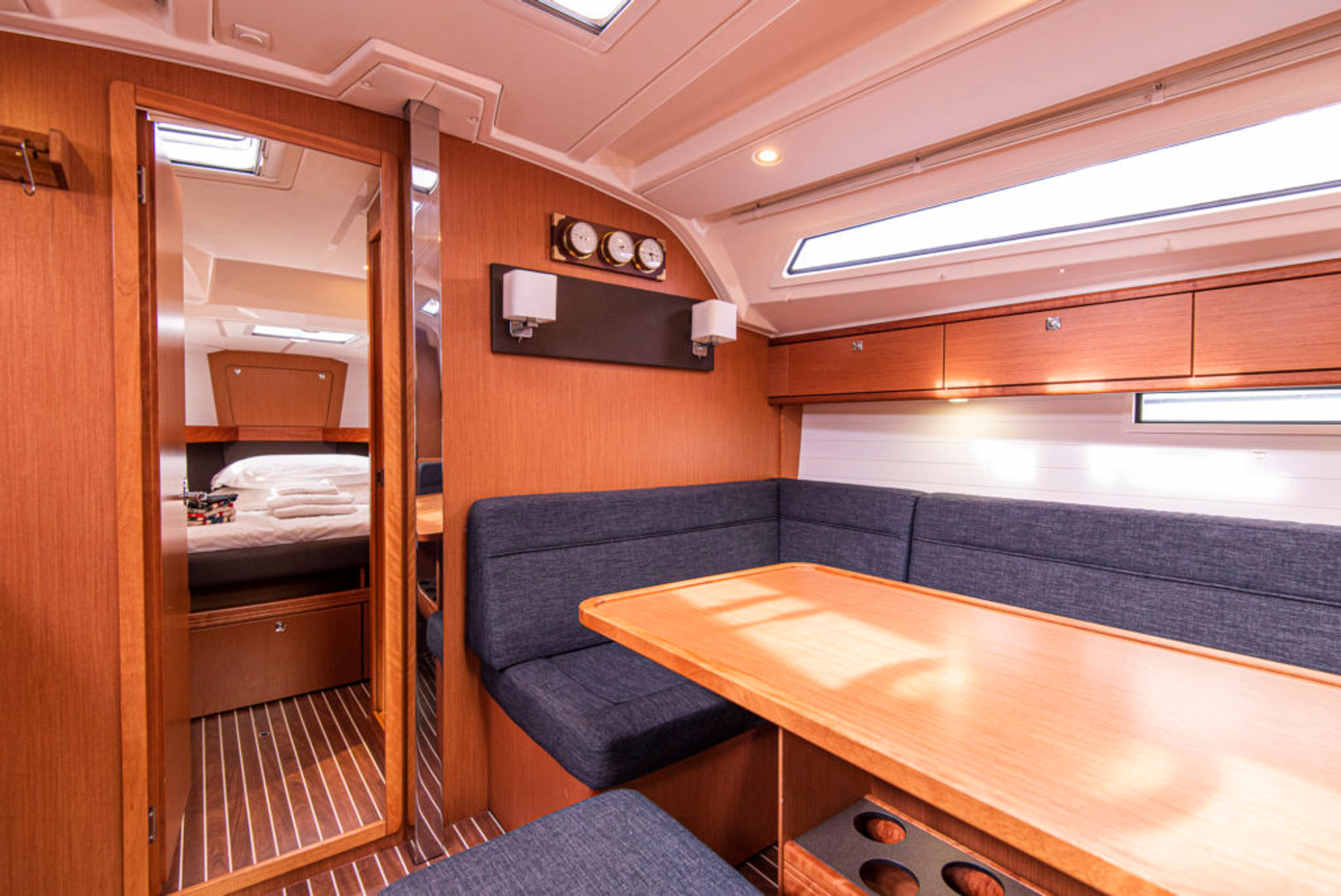 4487221156802979_Libeccio_dinette_e_cab_prua.jpg