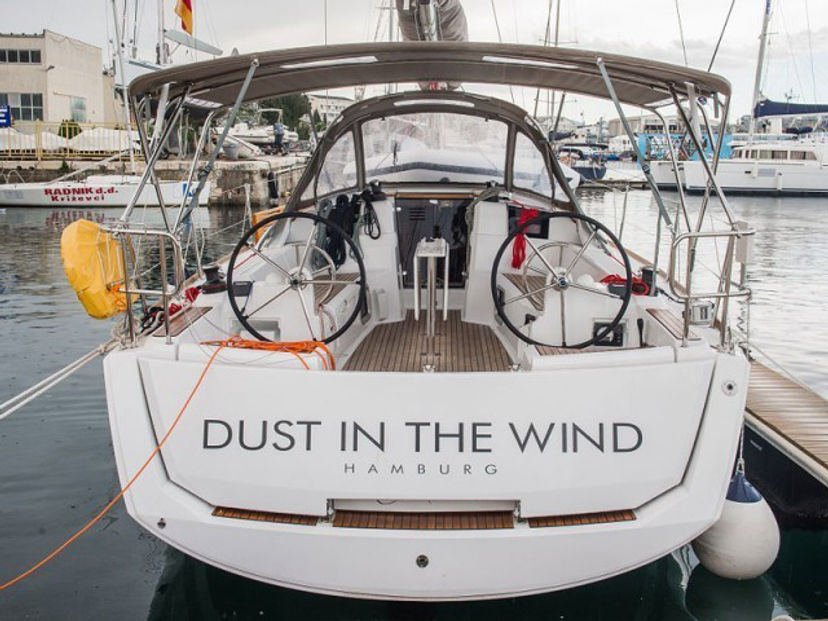 Jeanneau 38 Dust in the wind