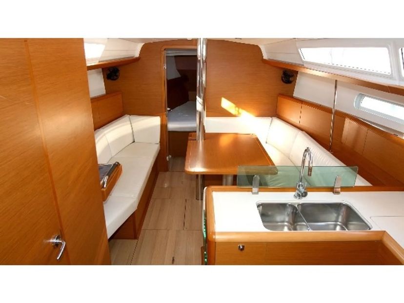 Jeanneau 38 Dust in the wind