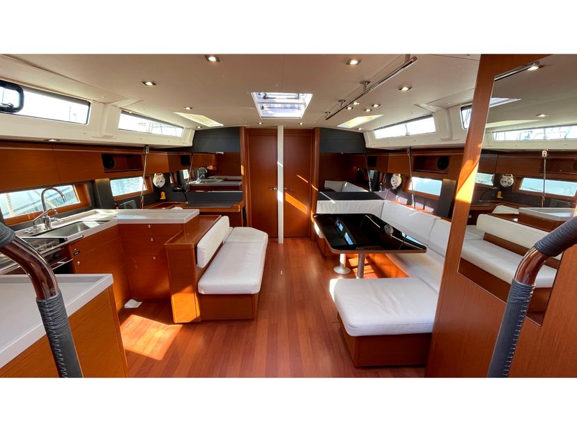 Beneteau OCEANIS 51.1 Black Swan (A/C - Generator - 12 pax)