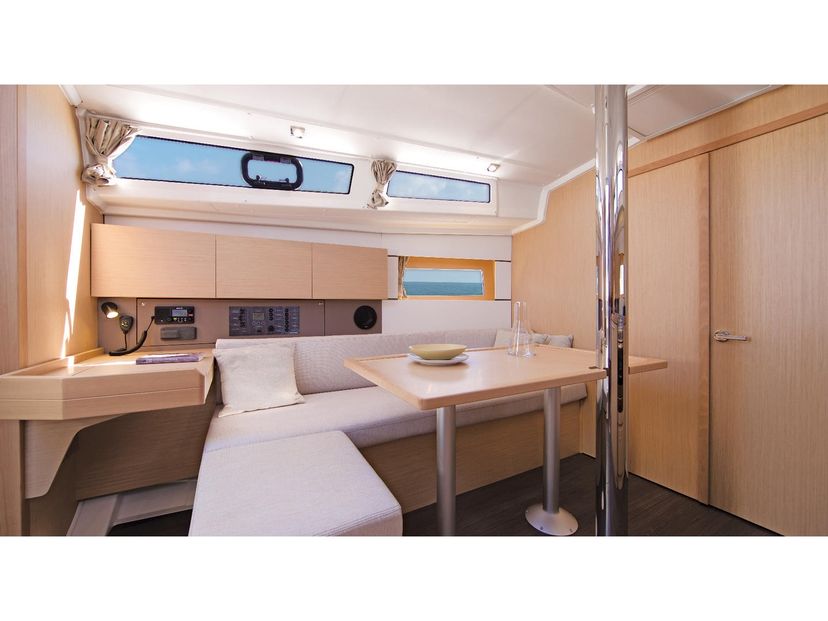 Beneteau 38 Dancefloor