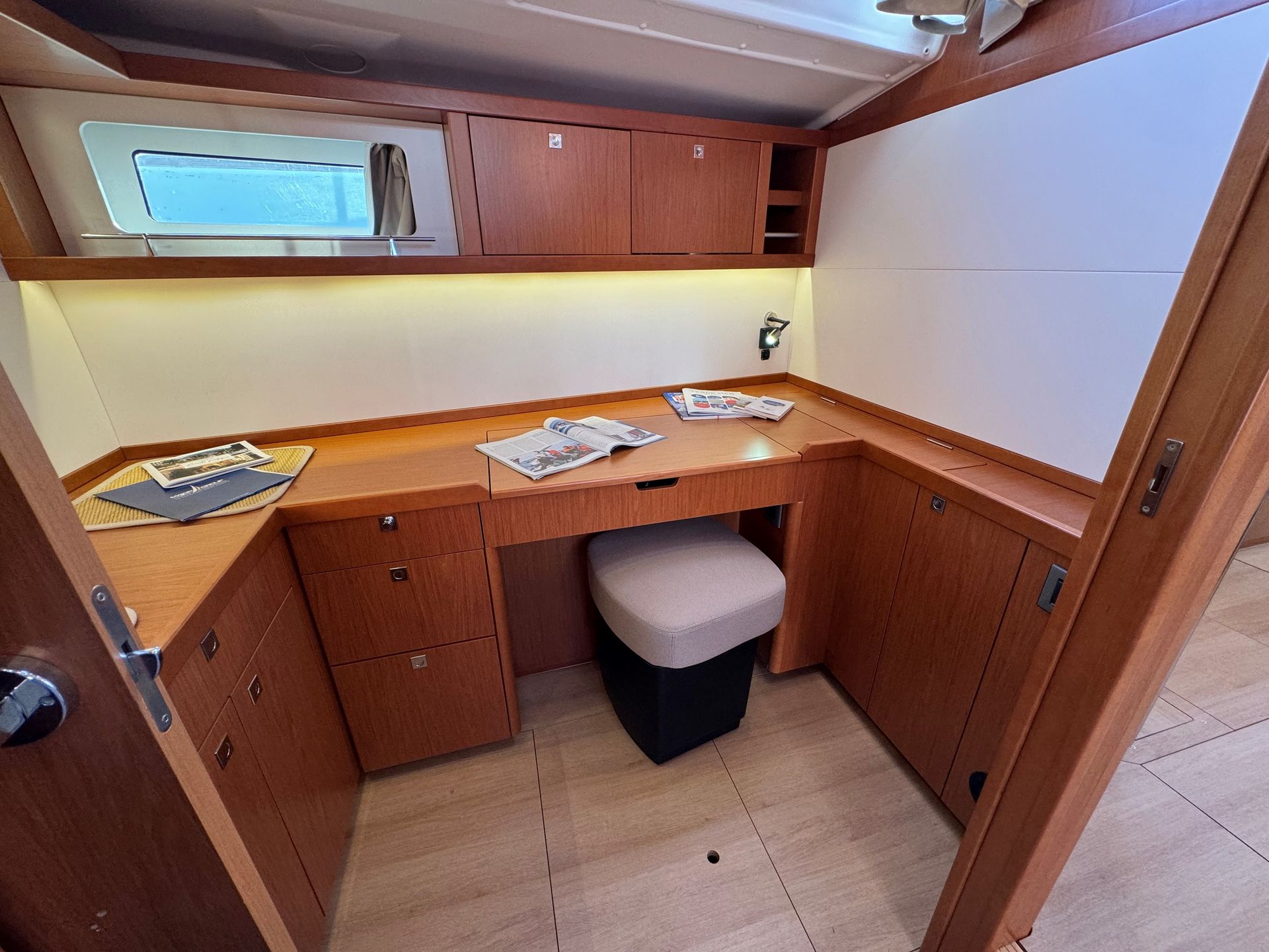 4852001521605620_bureau.jpg