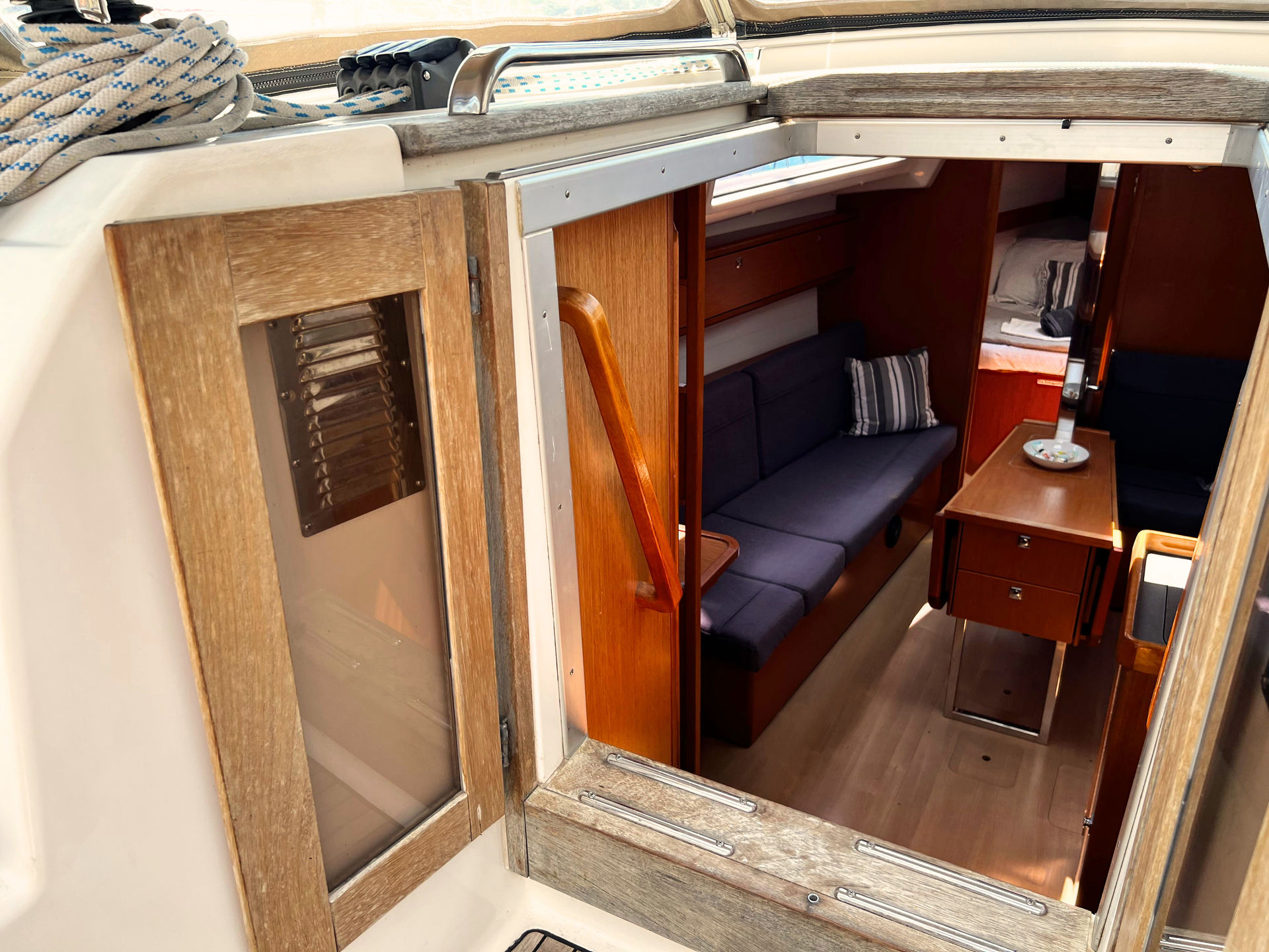4872021375606044_saloon_from_cockpit.jpg