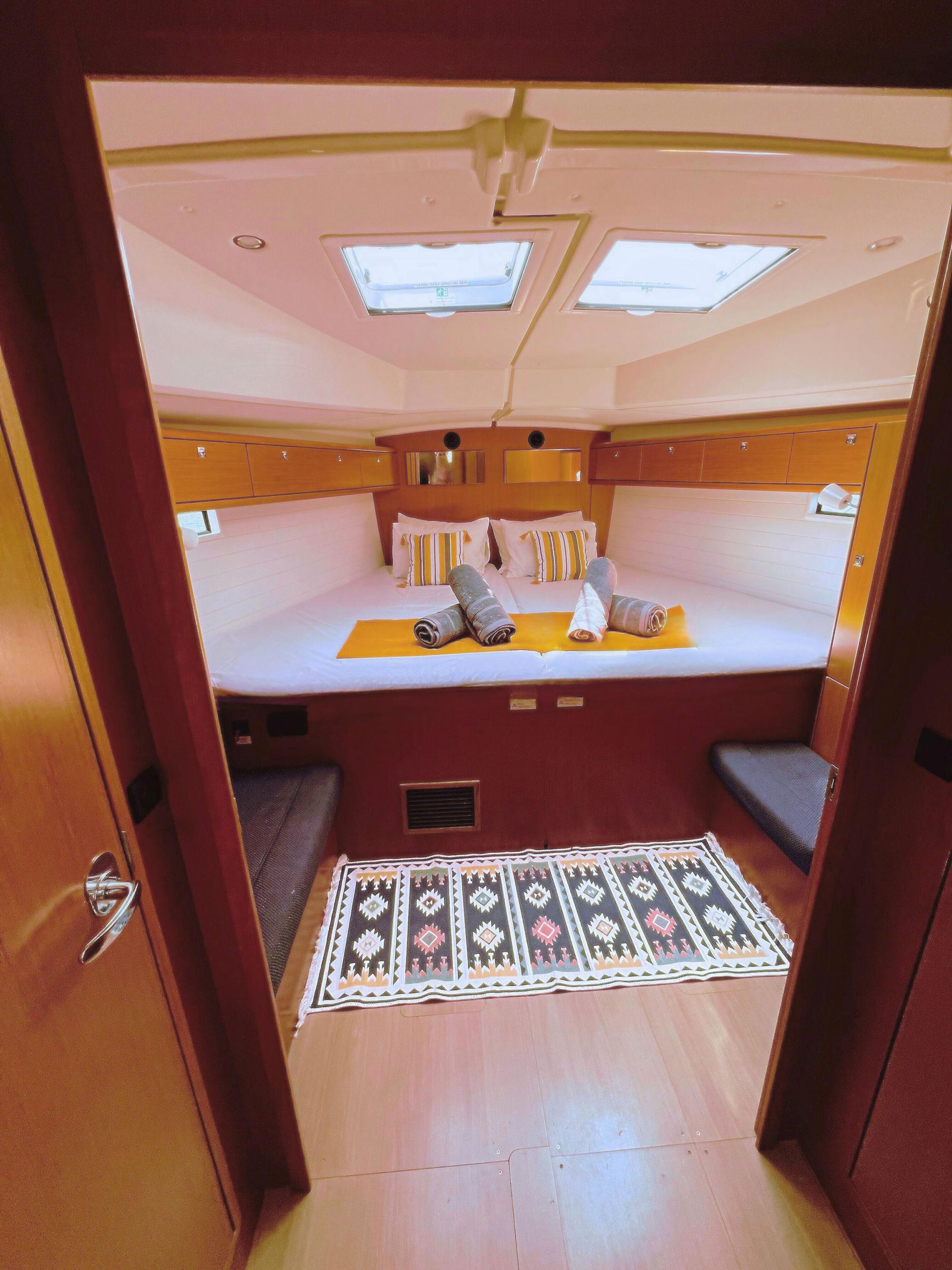 4883911375606044_large_view_of_front_berth.jpg