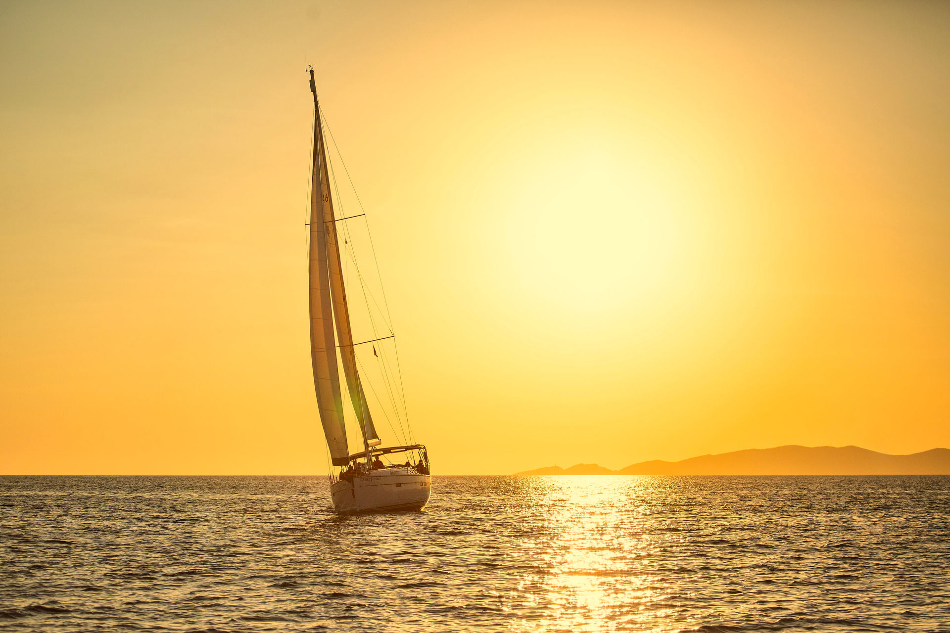 4884031375606044_sailing_in_sunset.jpg