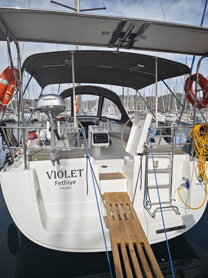 Beneteau 40 Violet