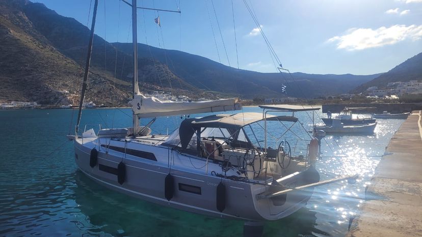 Beneteau 40 FERRARI (Premium Specs: air condition, pearl grey hull Electric WC, Inverter, Underwater lights)