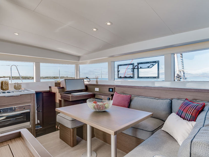 Lagoon 40 MONARCH 2020 (air condition, generator)