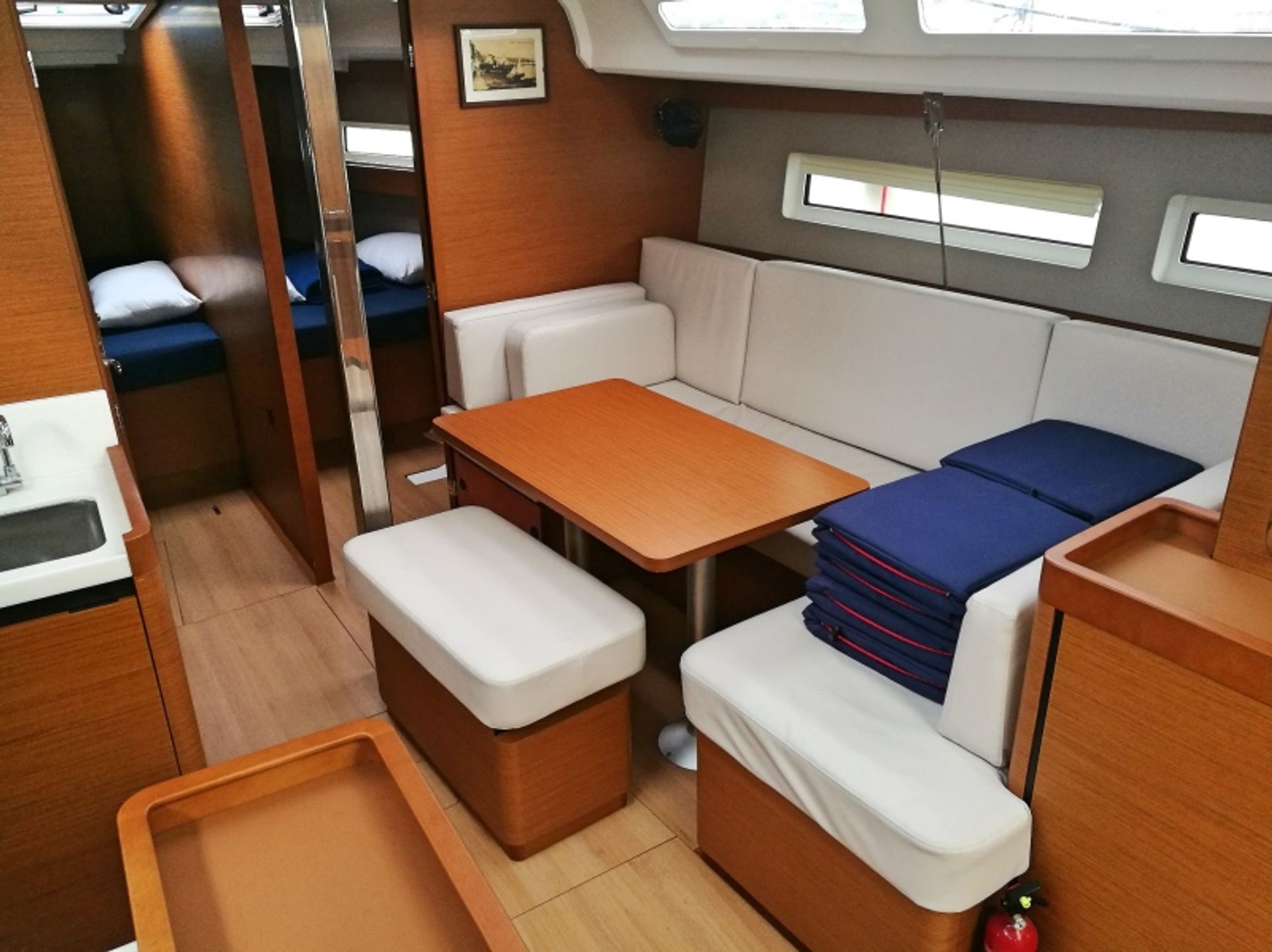 5028191111600295_saloon_to_bow_cabins_doors_open.jpg