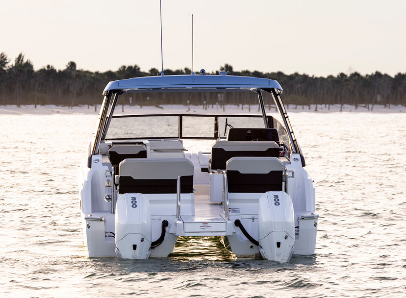Aquila Yachts 32 BATCAT