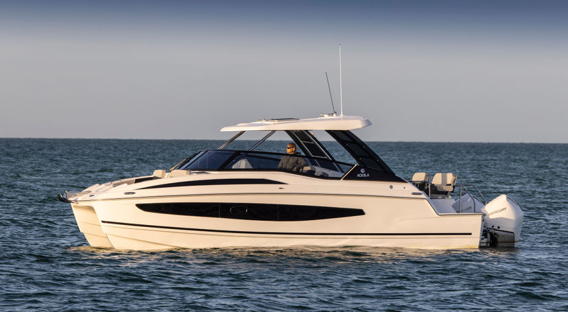 Aquila Yachts 32 BATCAT