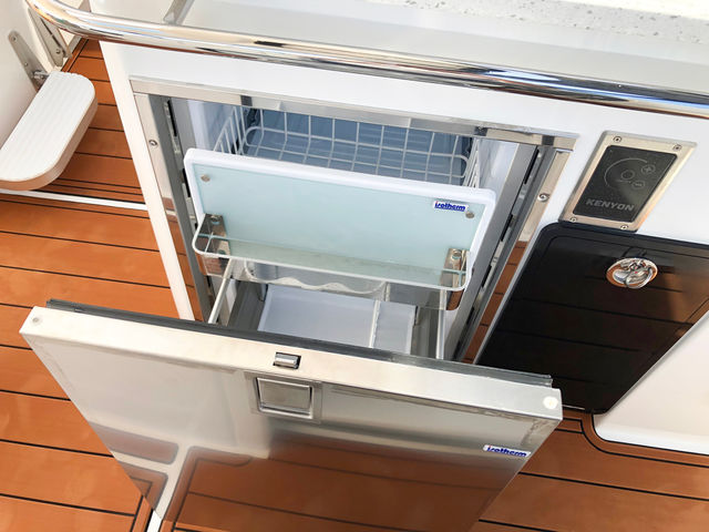 Aquila Yachts 32 BATCAT