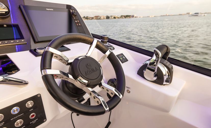 Aquila Yachts 32 BATCAT