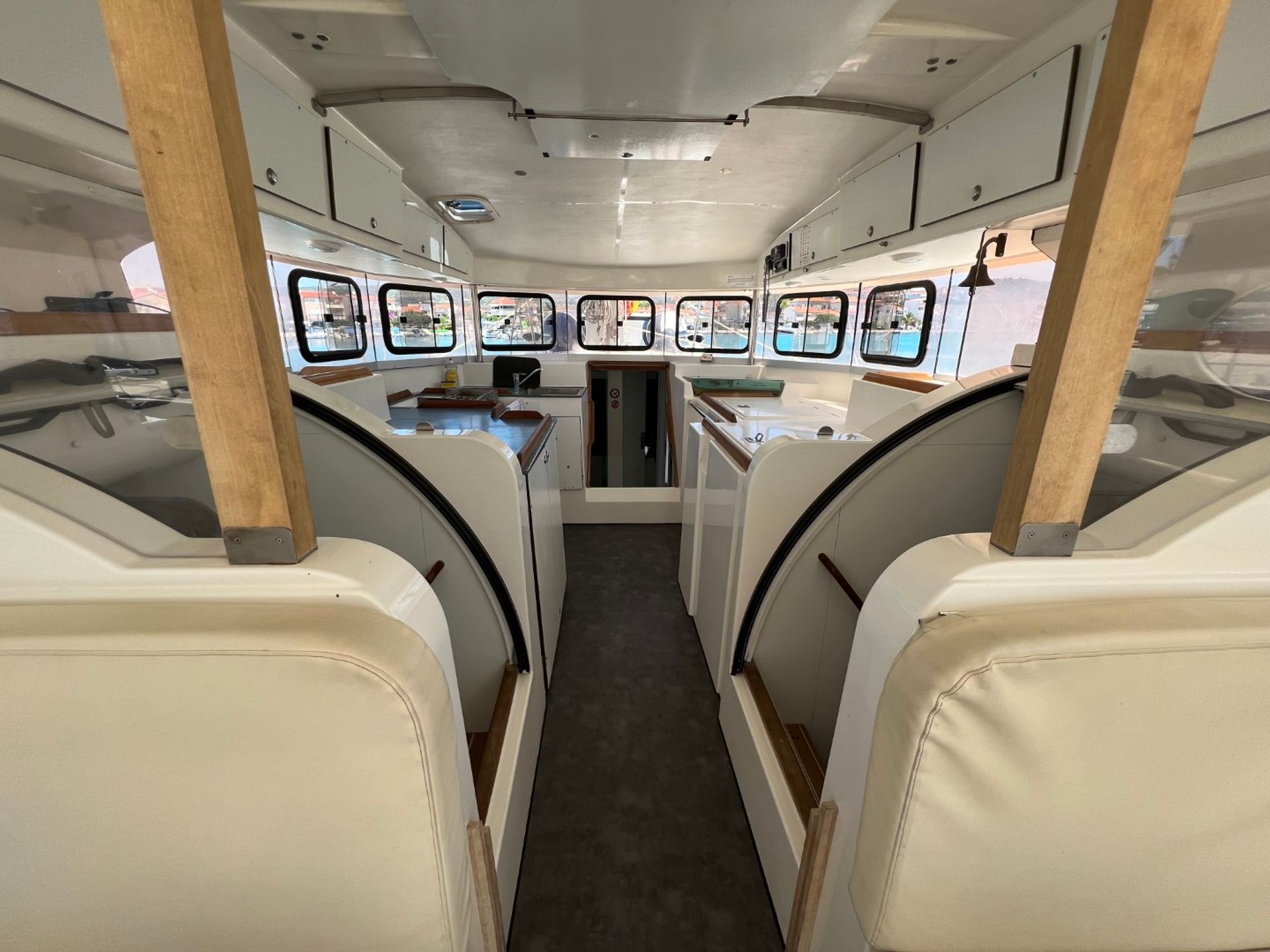 5104501002302542_Saloon1.JPG