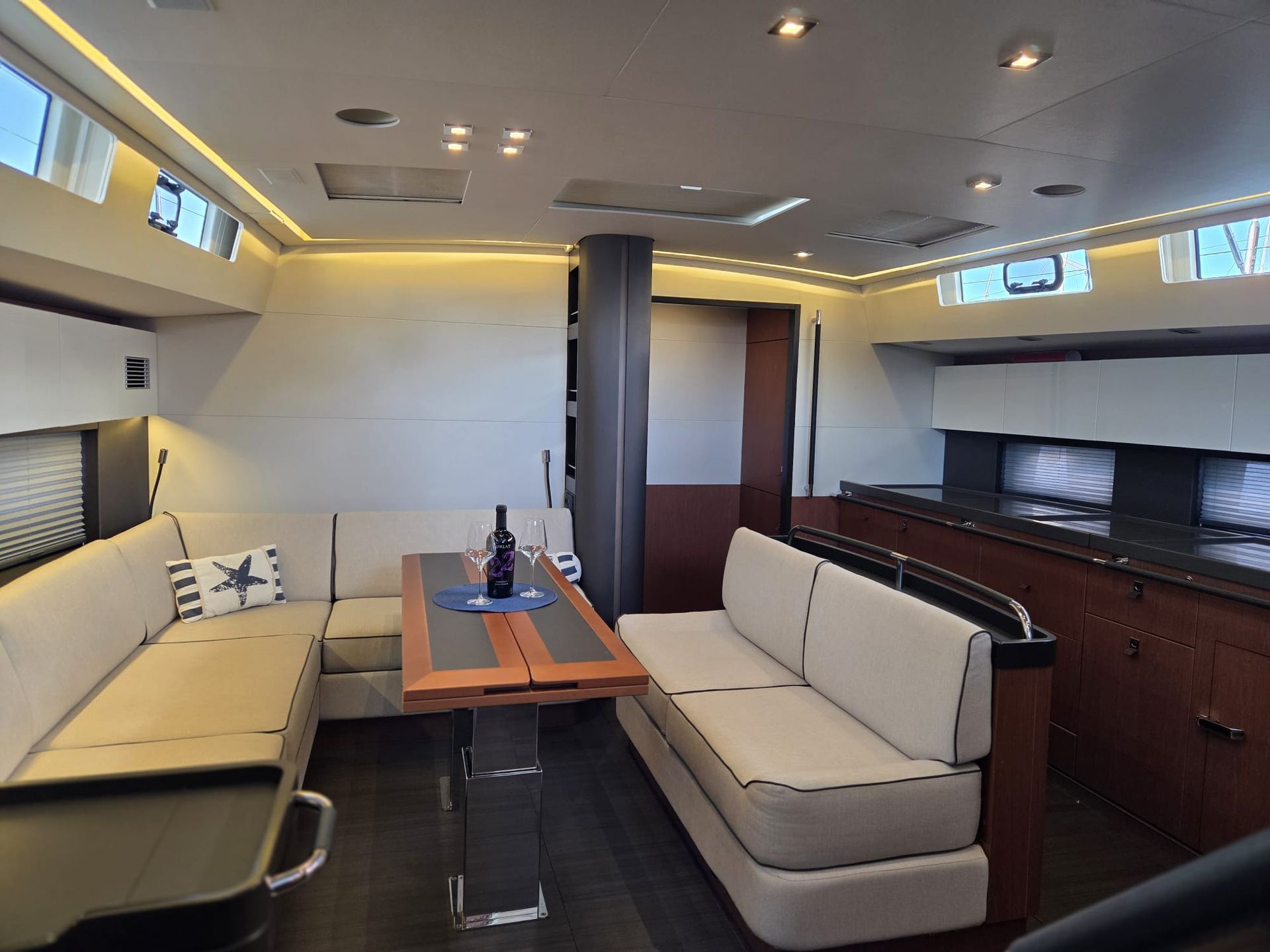 51262301400000796_interior.jpg