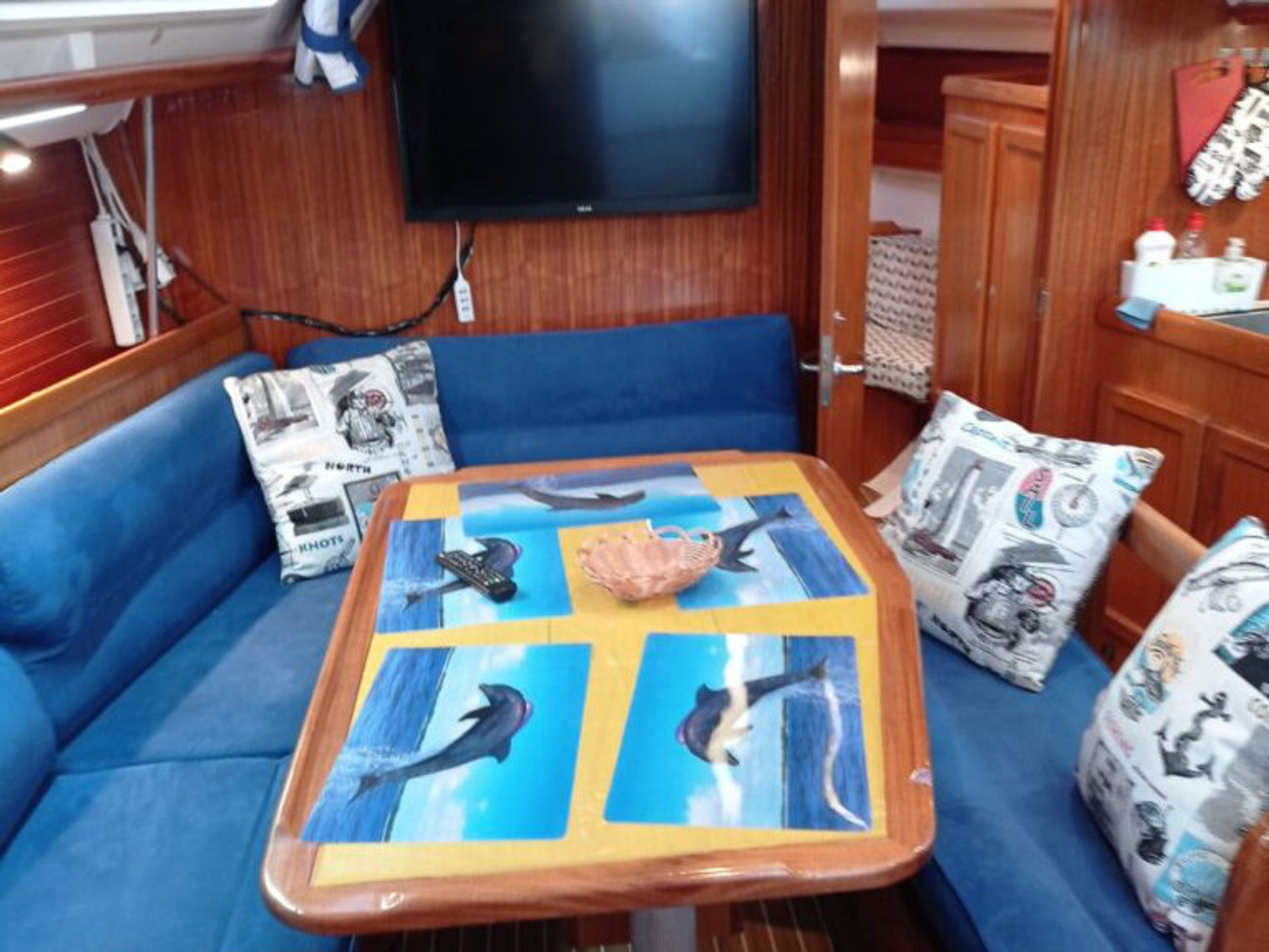 5134707630000106557_Tommy_interior.jpg