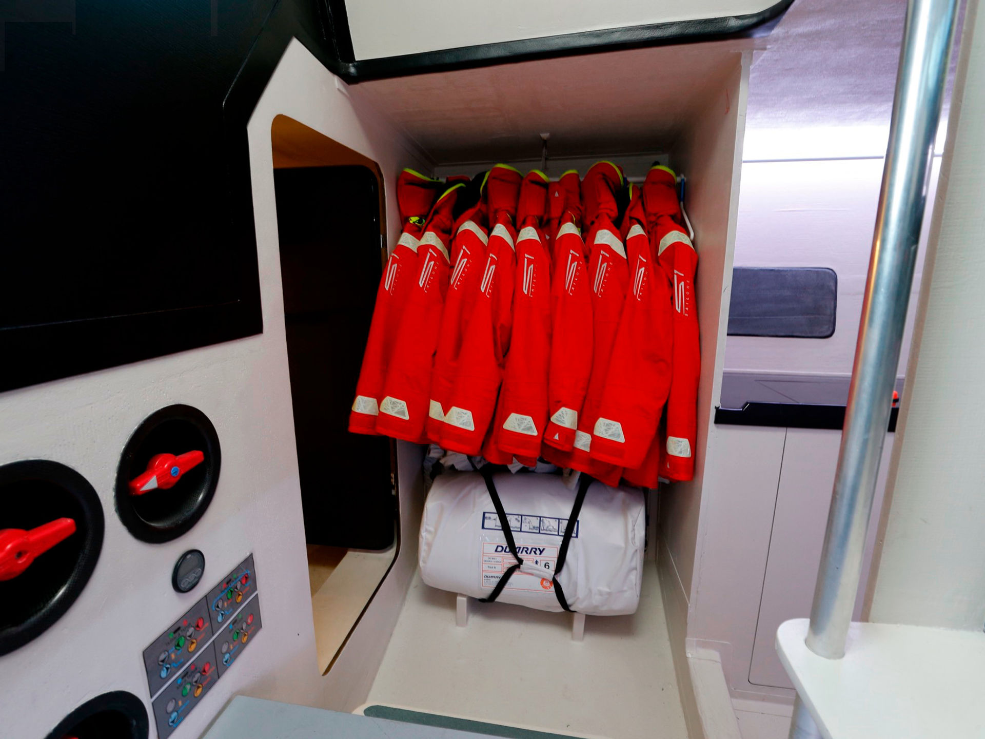 5334814650000106393_Imoca_60_interior.jpg