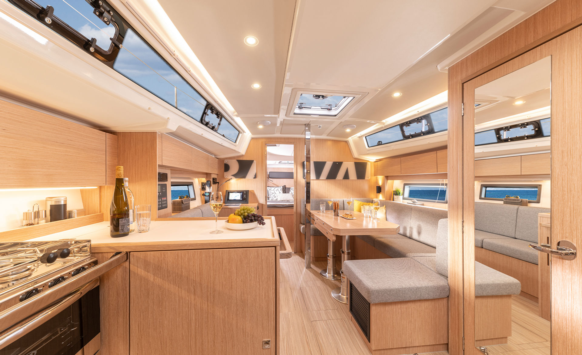 5337322100000101857_csm_bavaria-sy-cline-c38-interior-1-V2_c27f82c9d9.jpg