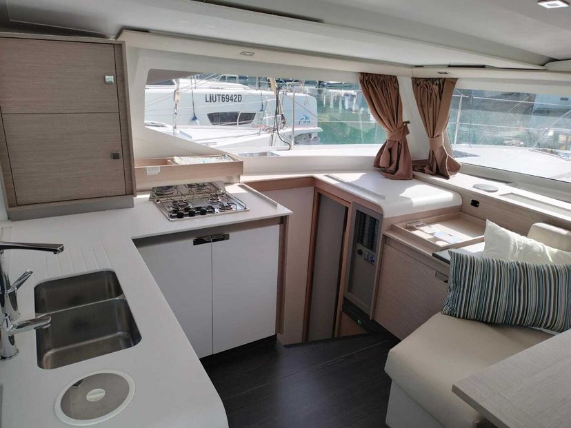 Fountaine Pajot 40 LUNA