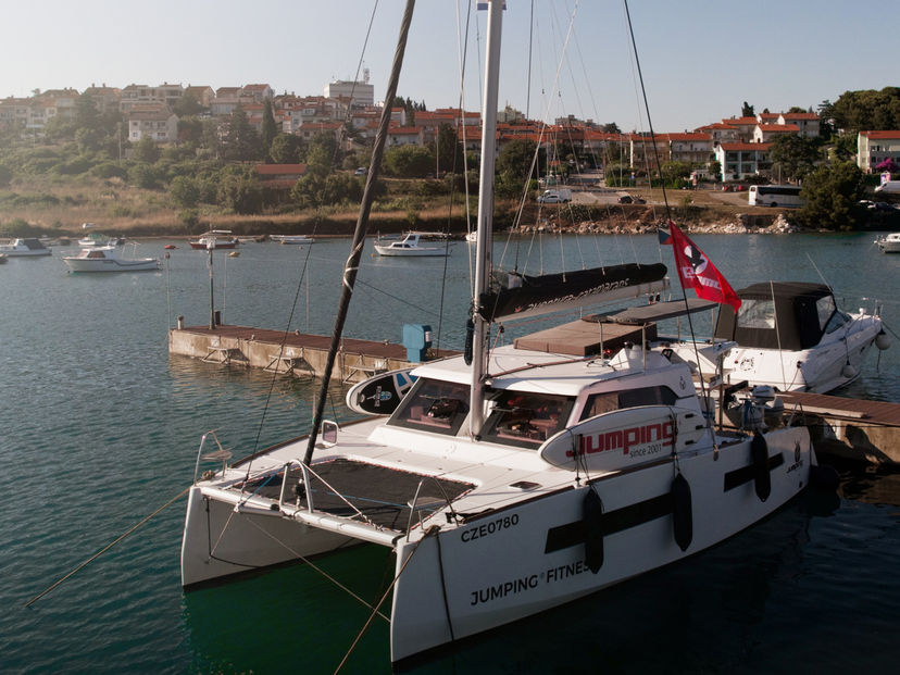 Aventura Catamarans 34 Jumping Fitness
